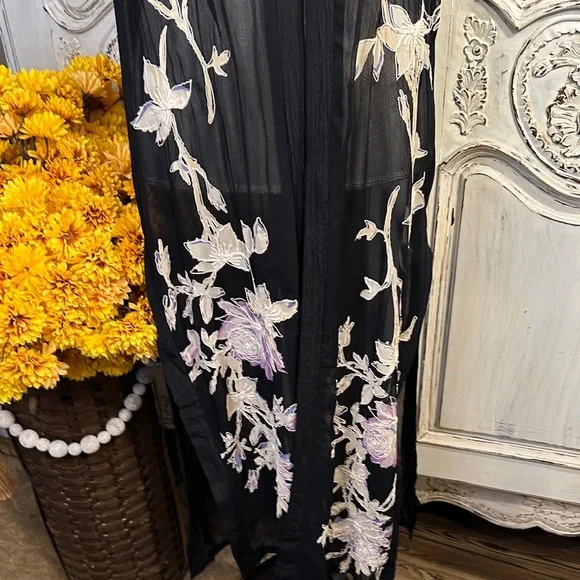 T Rose Embroidered Black Sheer Floral Sleeveless Duster - Picture 4 of 11